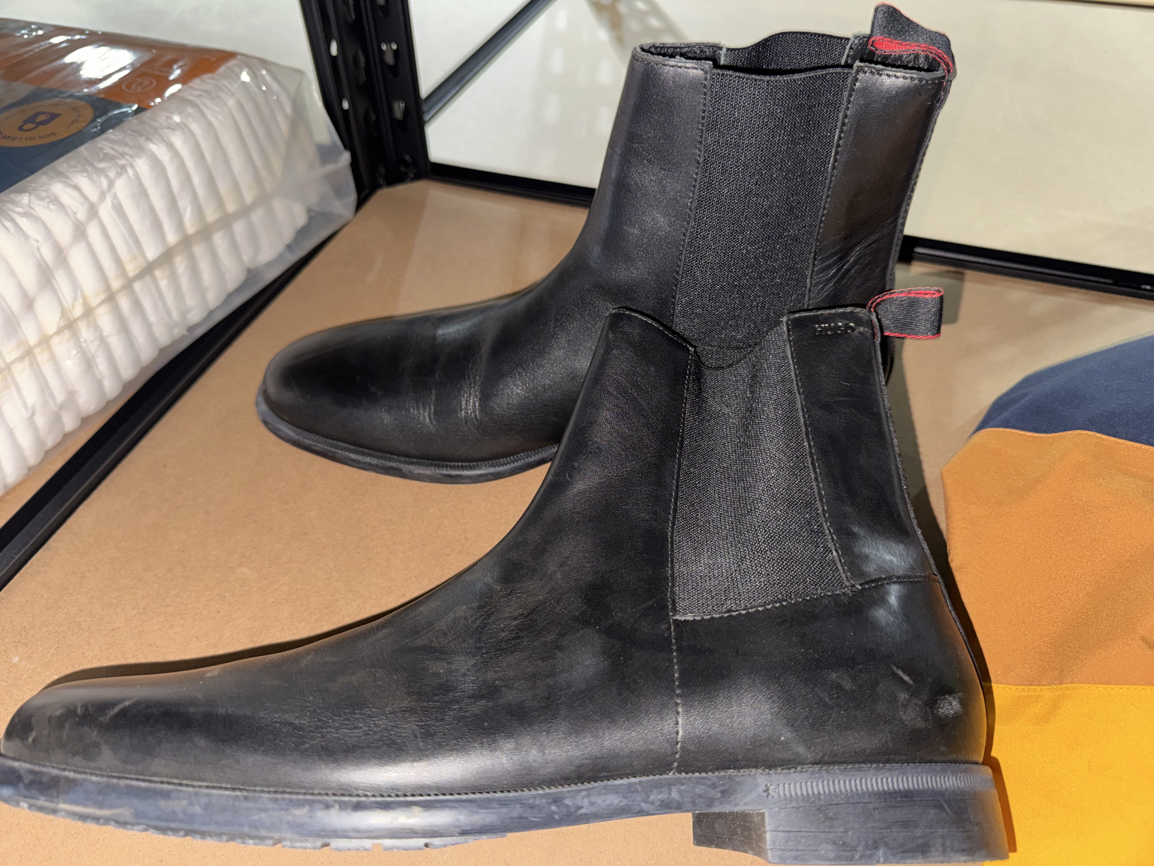 Chelsea boots in polished leather with signature stitching men’s size 8
